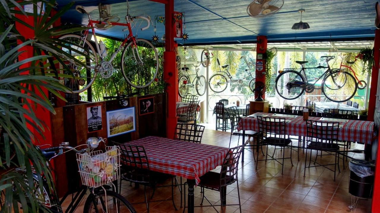 Swiss Ticino Guesthouse & Restaurant Mae Wang Extérieur photo